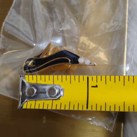 SALE! Authentic CHANEL Black 🖤 & Gold High Heel Pumps Pin - Picture 9 of 9